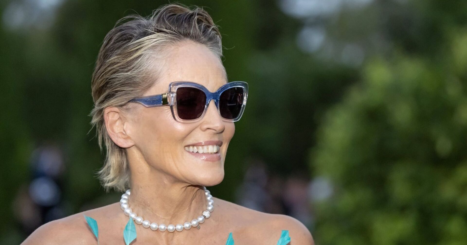Sharon Stone mit Sonnenbrille bei einem Event.