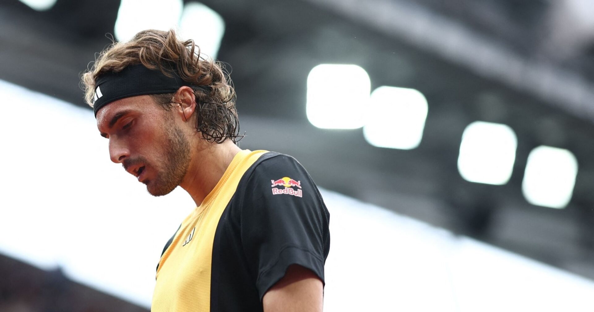 Enttäuscht blickender Tennisspieler