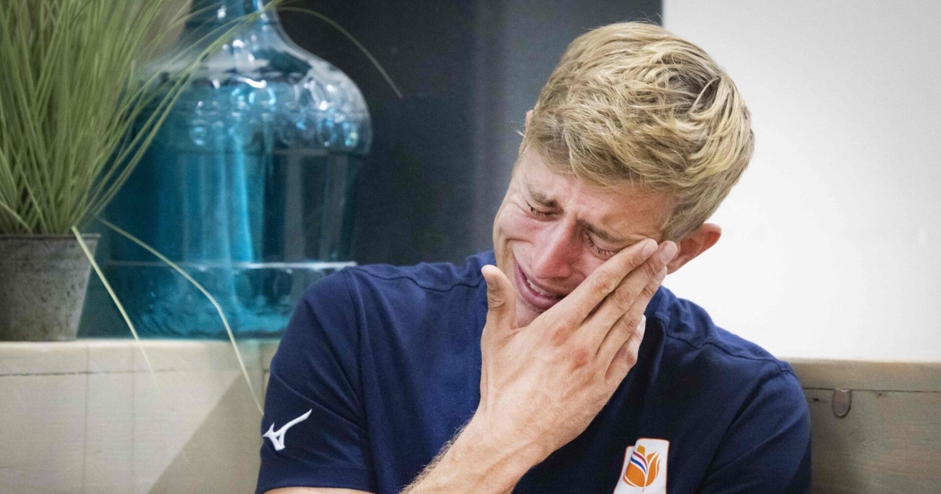 Der niederländische Volleyballler Steven van de Velde sitzt weinend auf einer Couch