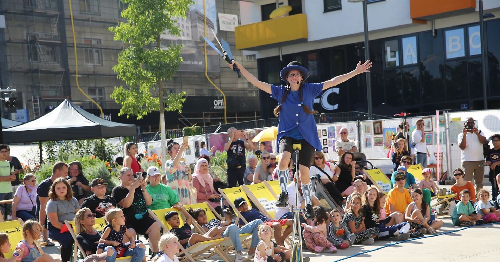 Einradfahrerin am Pius-Parsch-Platz in Floridsdorf