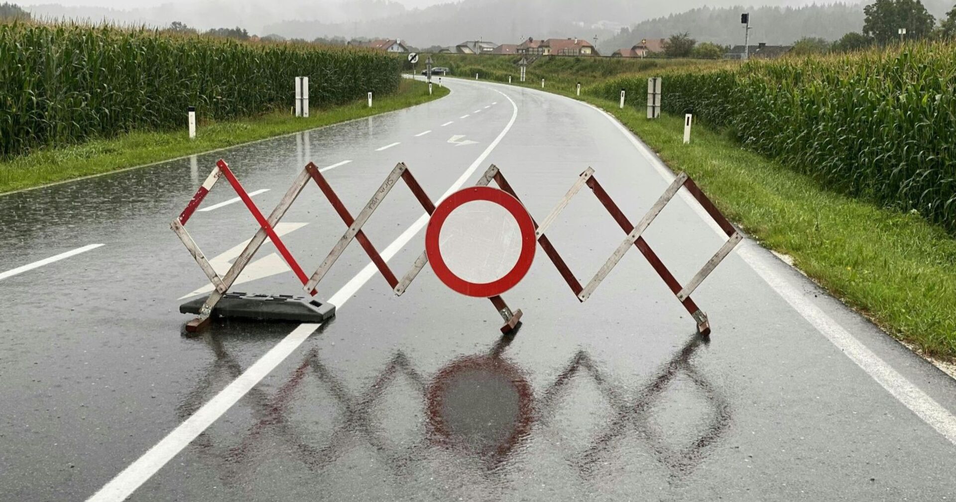 Straßensperre auf einer verregneten Straße