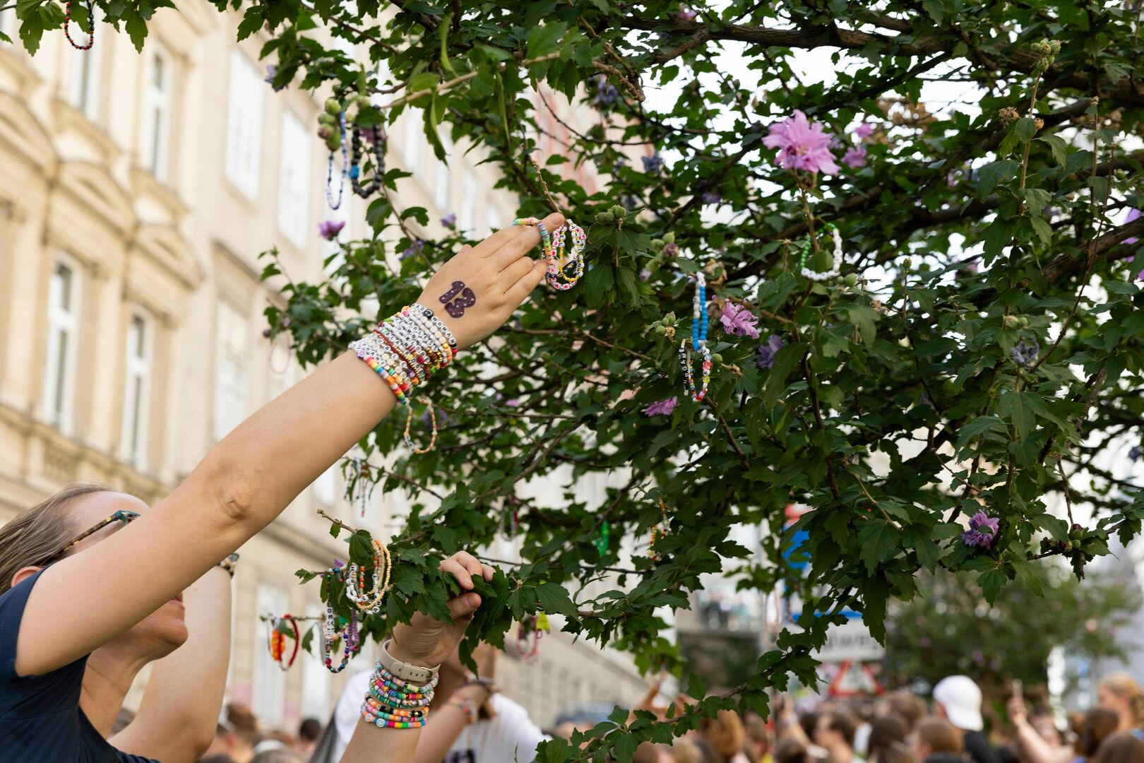 Mädchen hängt Armband auf einen Baum
