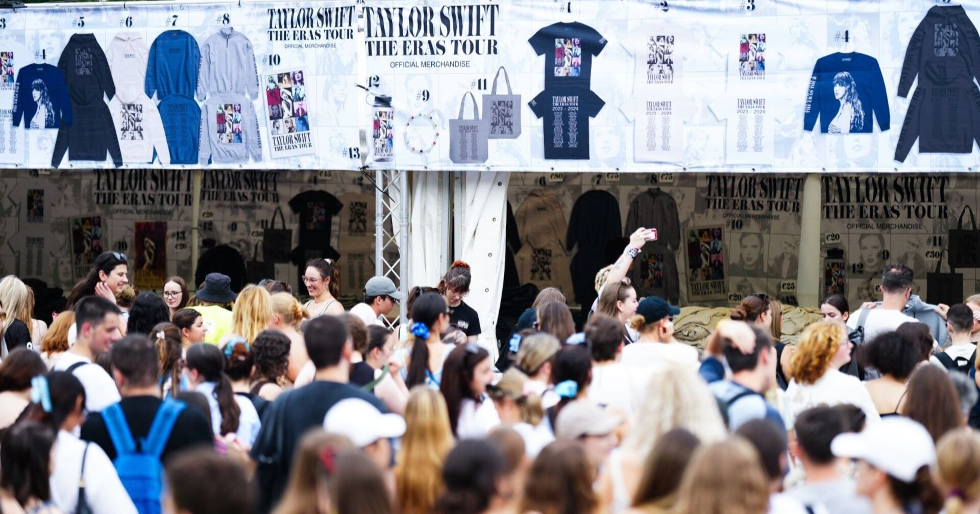 Fans kaufen Merchandise der Eras Tour vor der Absage der Konzerttermine von Taylor Swift in Wien
