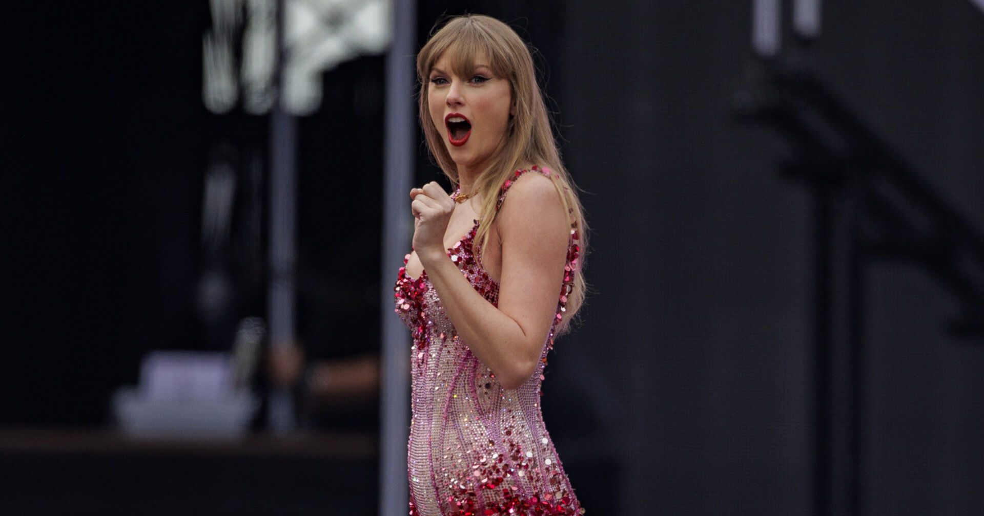 Blonde Frau blickt überrascht in die Kamera