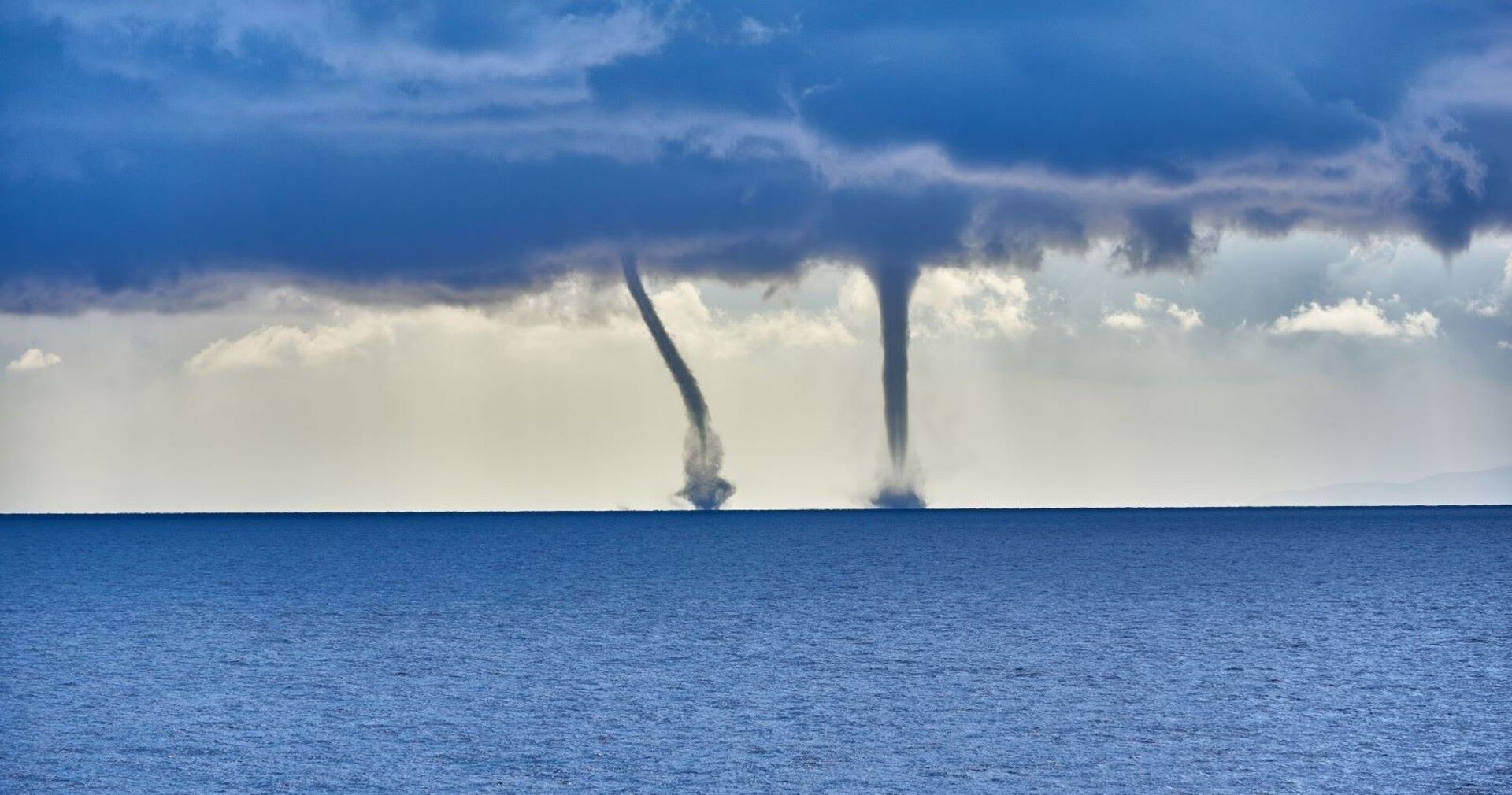 Zwei Tornados auf dem Meer.