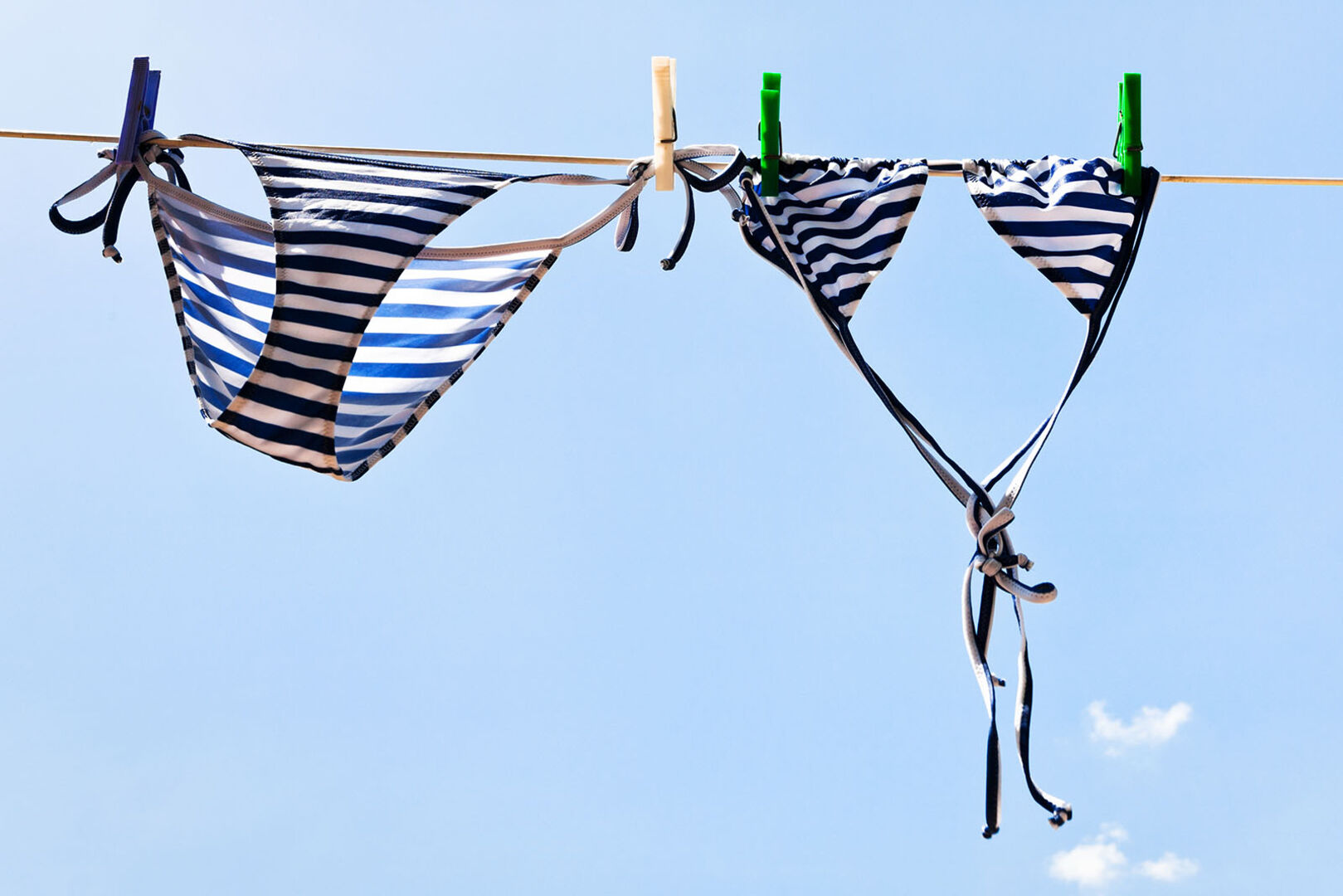 Bikini auf der Wäscheleine | Credit: iStock.com/VvoeVale