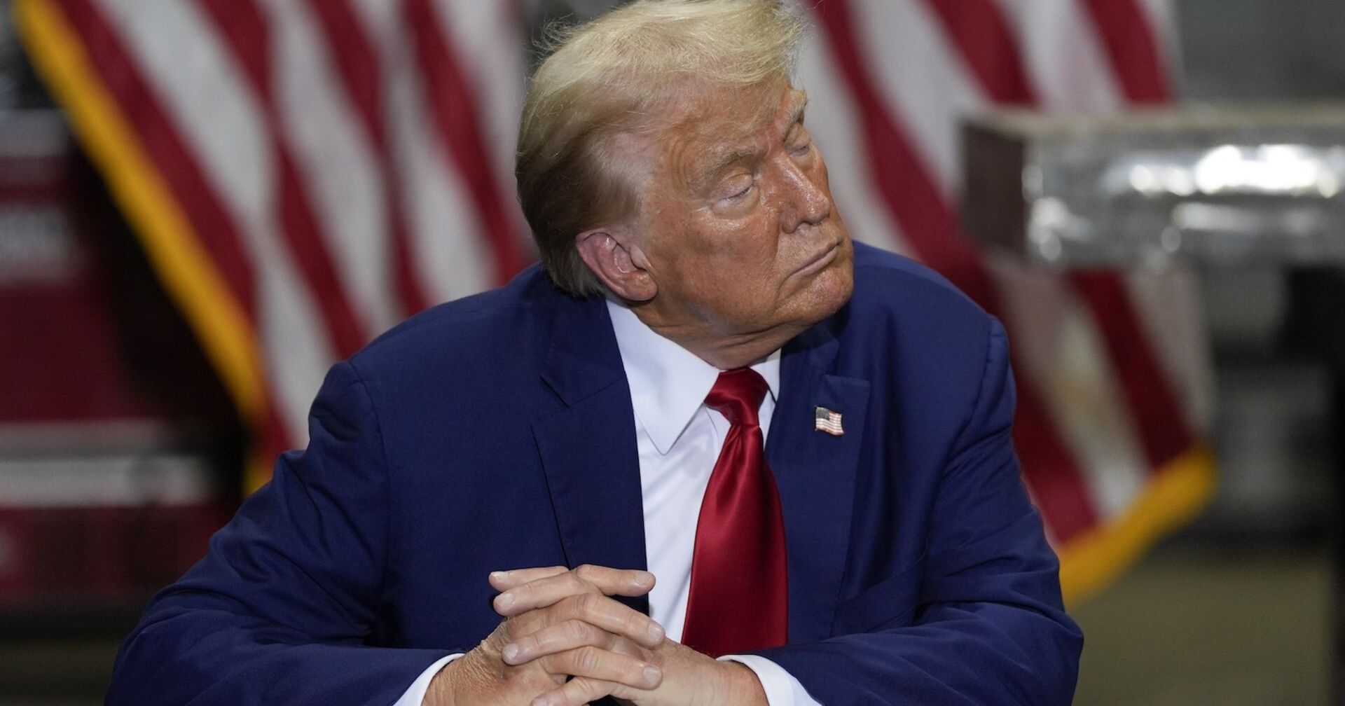 Donald Trump blickt etwas eigenartig auf die Seite.