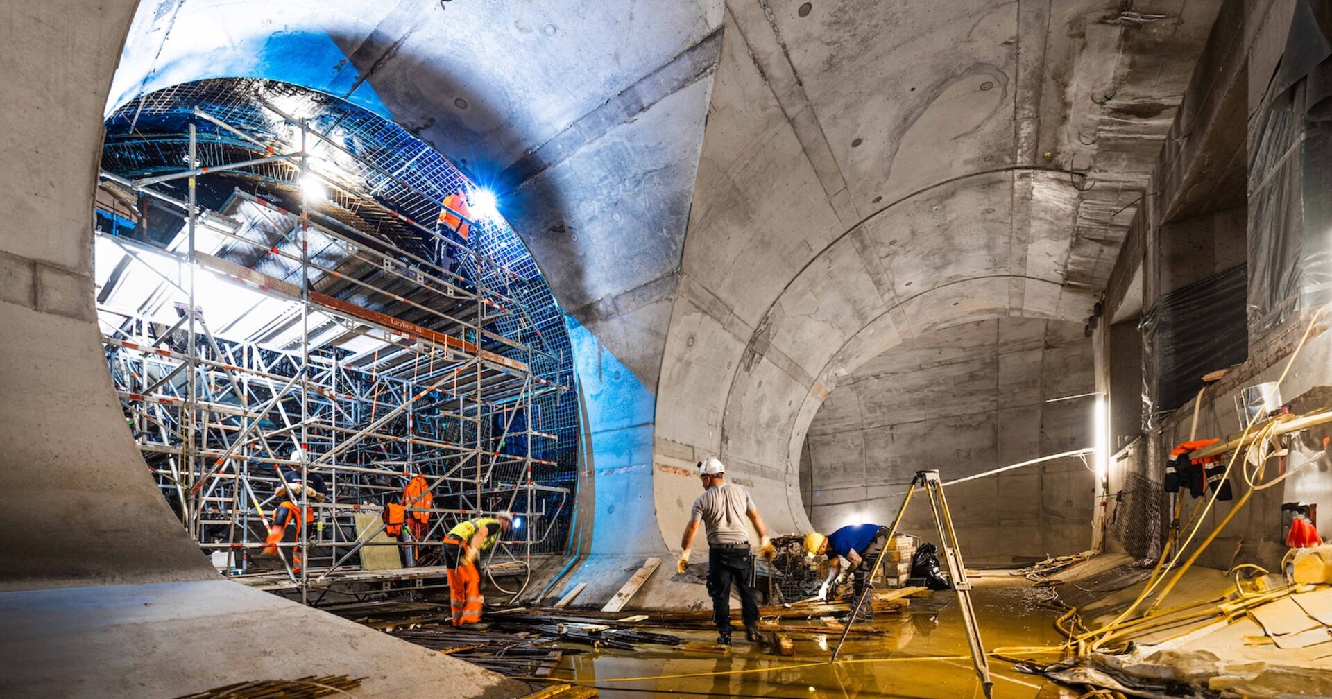 Arbeiter in einer Tunnelbaustelle beim U-Bahnbau