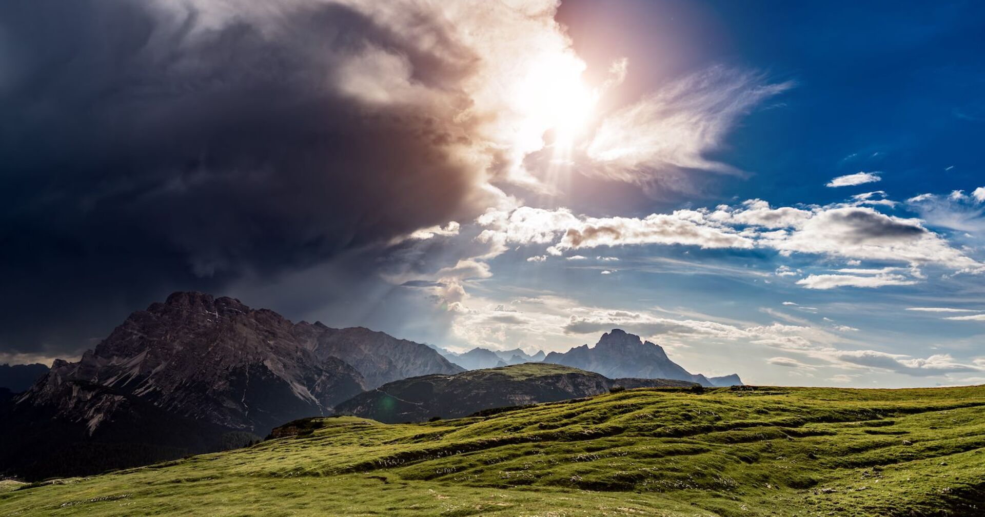 Ein Gewitter kündigt sich über einem Berg an.