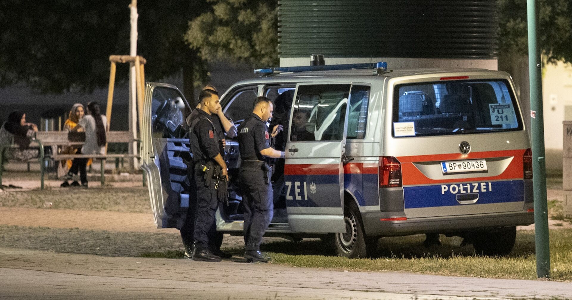 Polizisten bei einer Schwerpunktaktion bei der U-Bahnstation Jägerstraße in Wien-Brigittenau