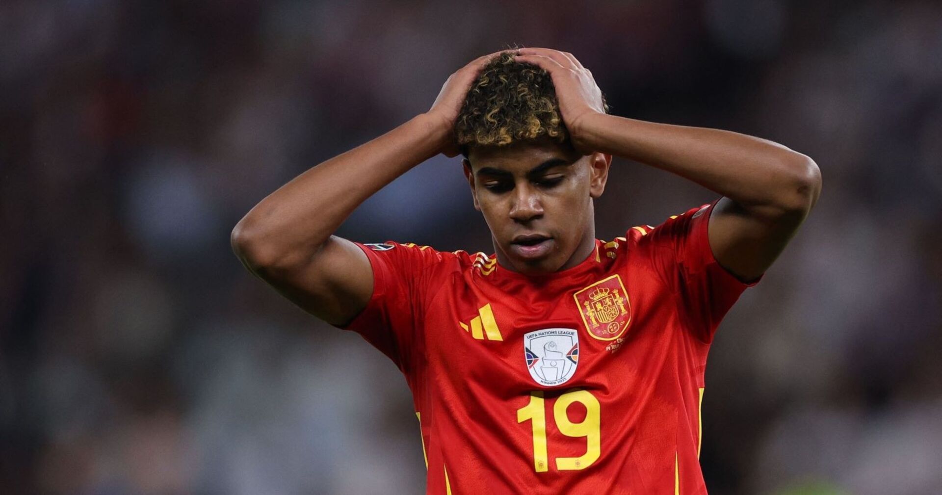 Lamine Yamal hält sich beide Hände auf den Kopf.