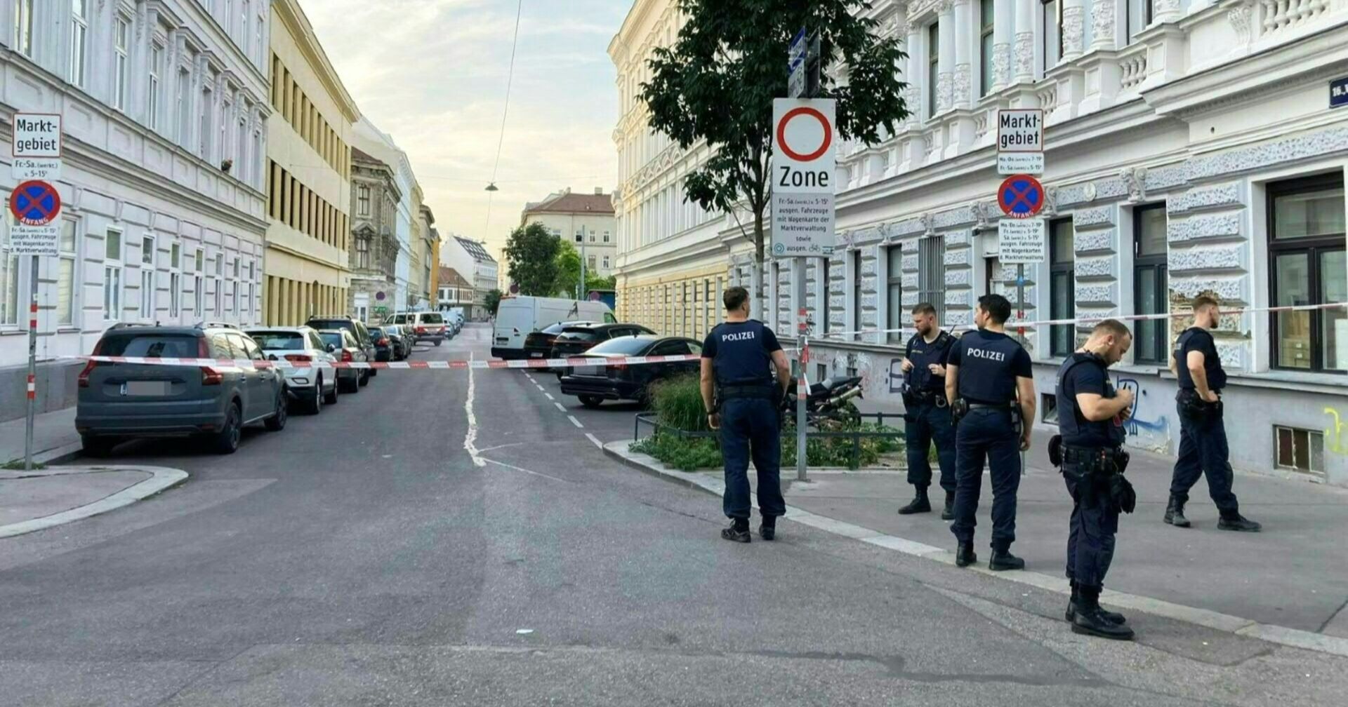 Polizisten am Tatort Yppenplatz in Wien Ottakring