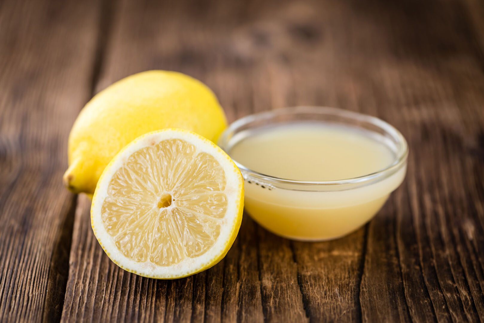 Zitronensaft in einer Schale | Credit: iStock.com/HandmadePictures