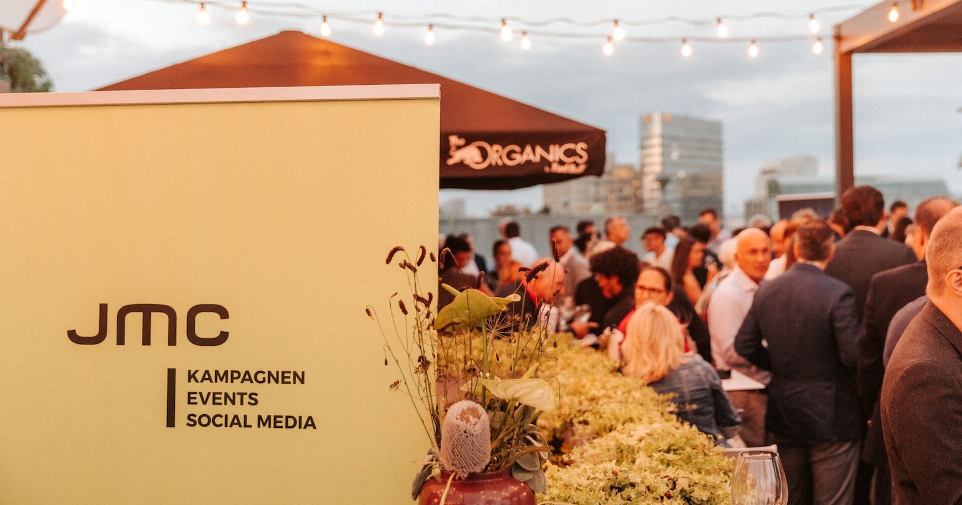 Blick auf die Dachterrasse mit Gästen