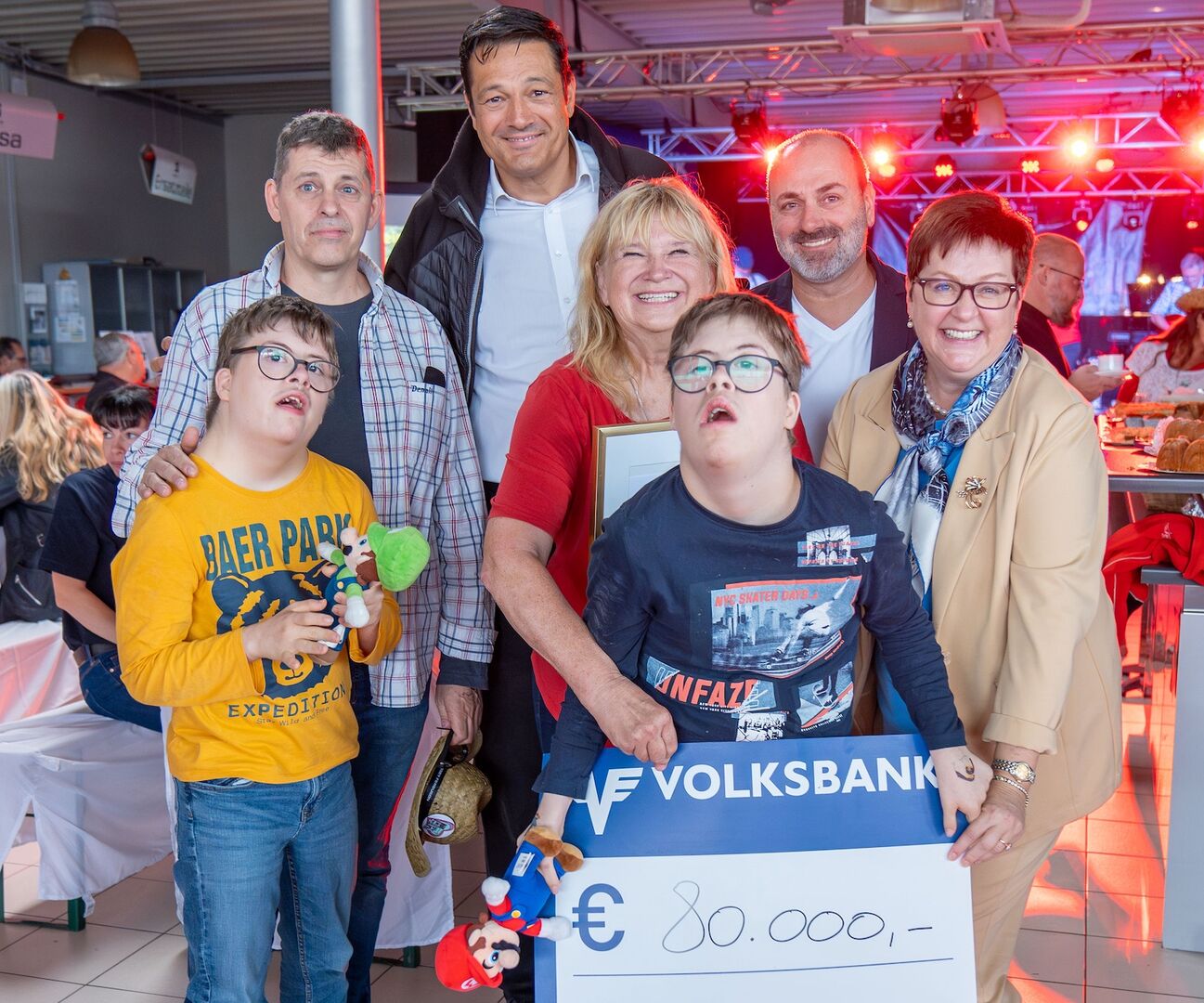 Gruppenbild mit Kindern und Erwachsenen plus scheck