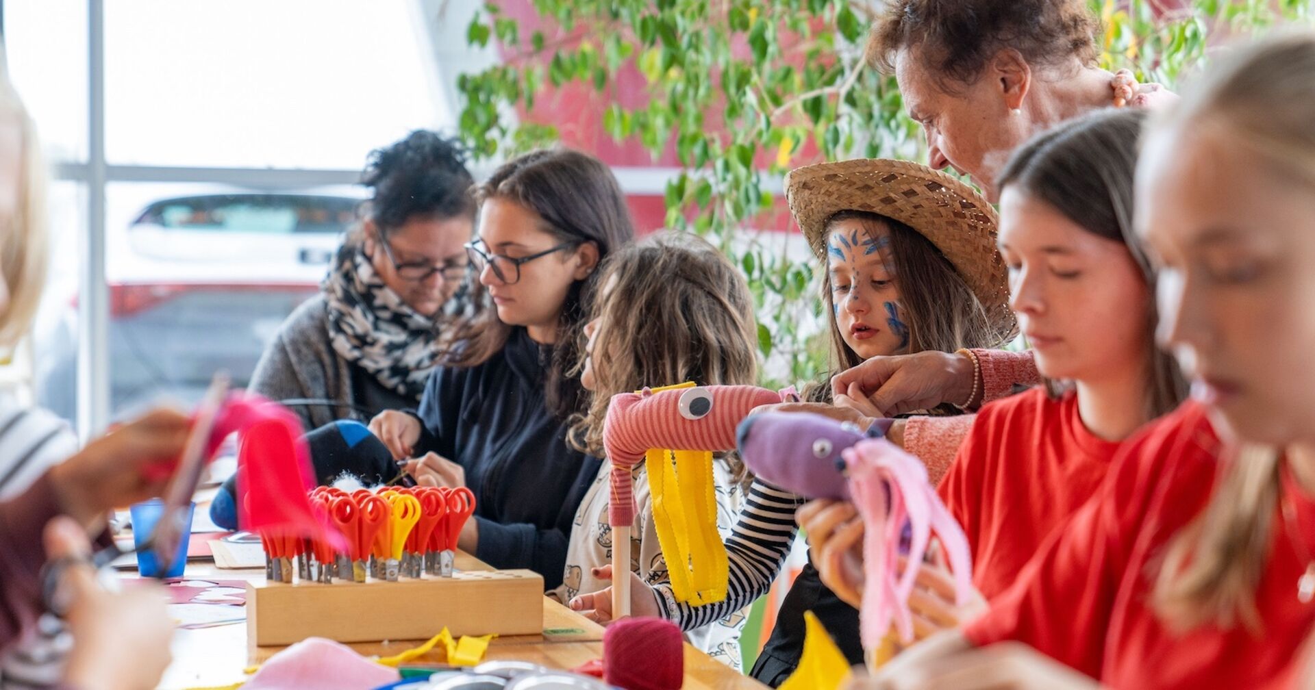 Gruppe von Kindern sitzt bastelnd am Tisch