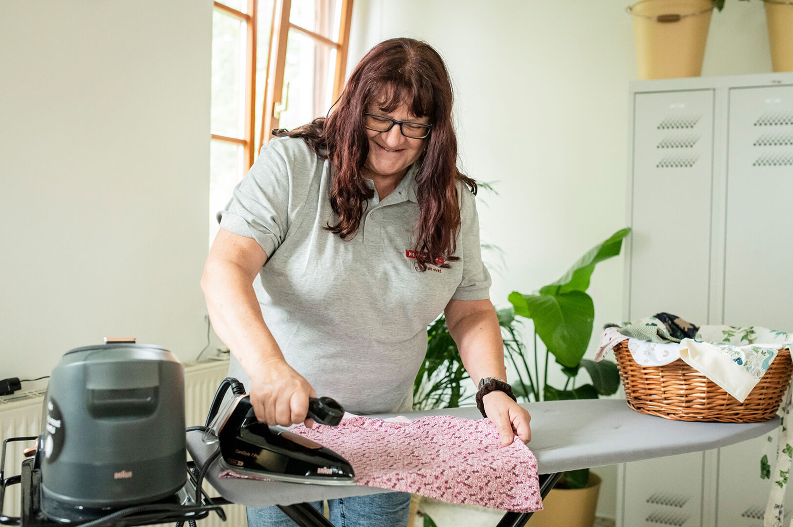 Frau beim Bügeln | Credit: Miriam Raneburger