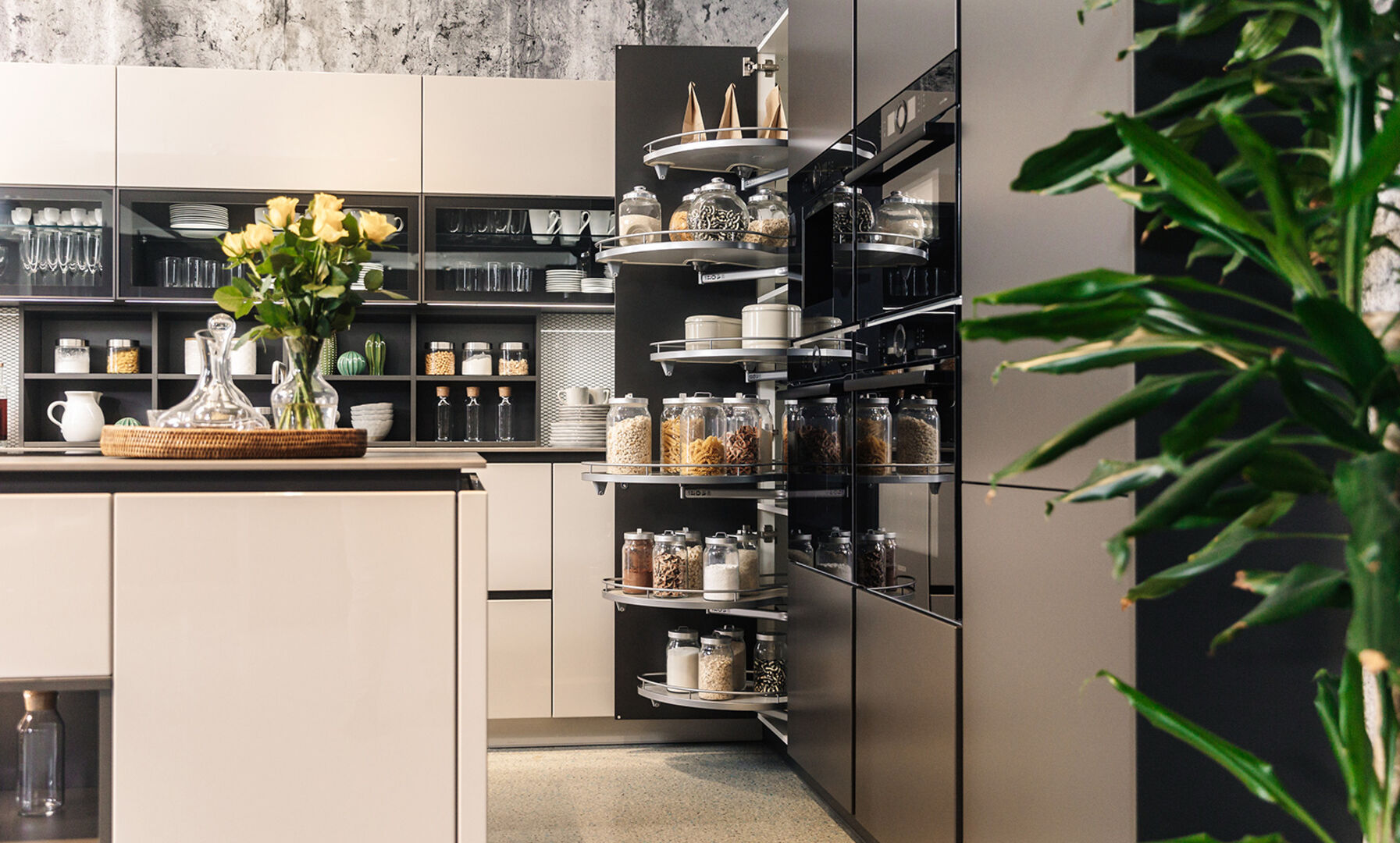 Freundliche Küche in hellen Farben mit Pflanzen | Credit: XXXLutz