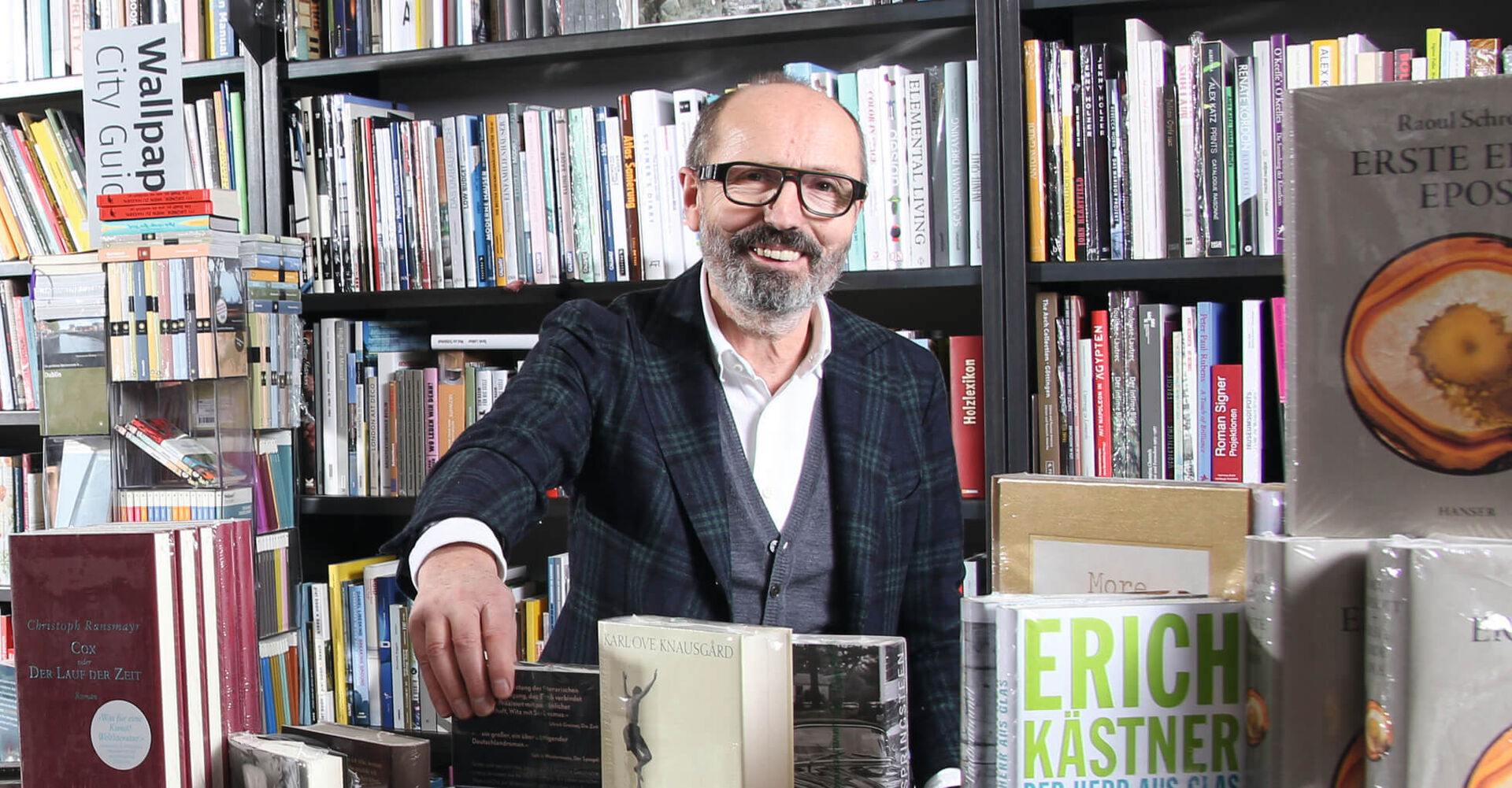 Der Standort von Alex Stelzers Buchhandlung am Hauptplatz wird ab Oktober autofrei sein: Auswirkungen auf sein Geschäft sieht er nicht.