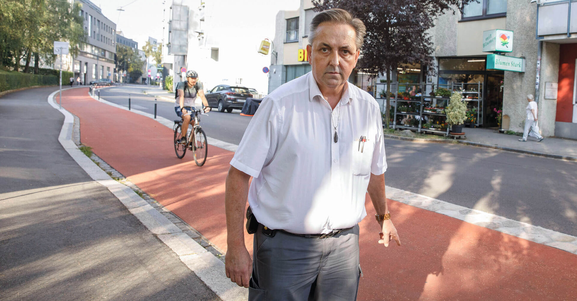 Quasi &quot;über Nacht&quot; fielen 55 Parkplätze in der Lederergasse einem Radweg &quot;zum Opfer&quot;. Rudolf Stark von Blumen Stark ist dementsprechend wenig erfreut.