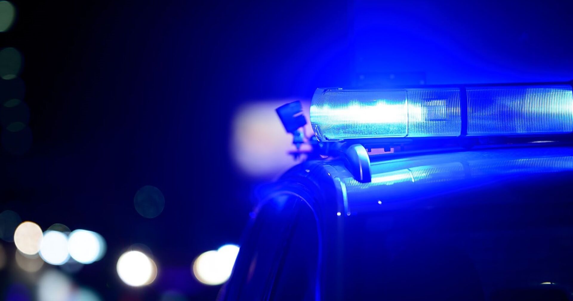 Ein Polizeiauto mit Blautlicht während einer Schwerpunktaktion