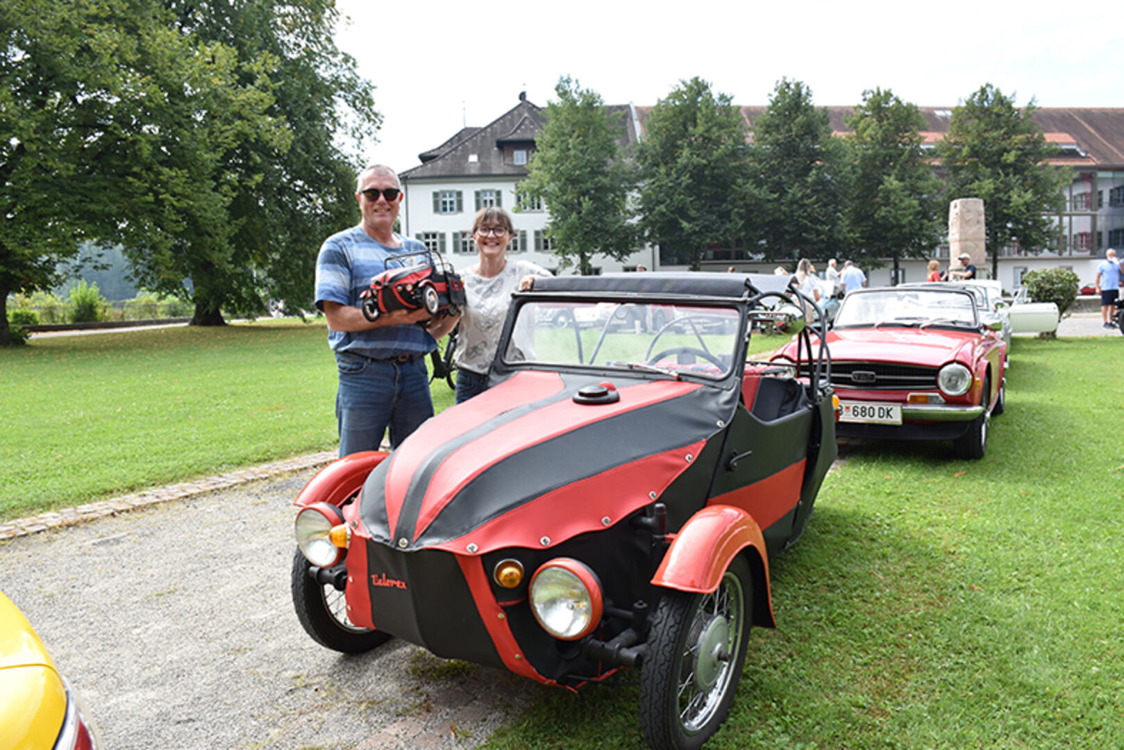 René Staub und Cornelia mit ihrem Velorex 350, Jahrgang 68 und Jawa Motor