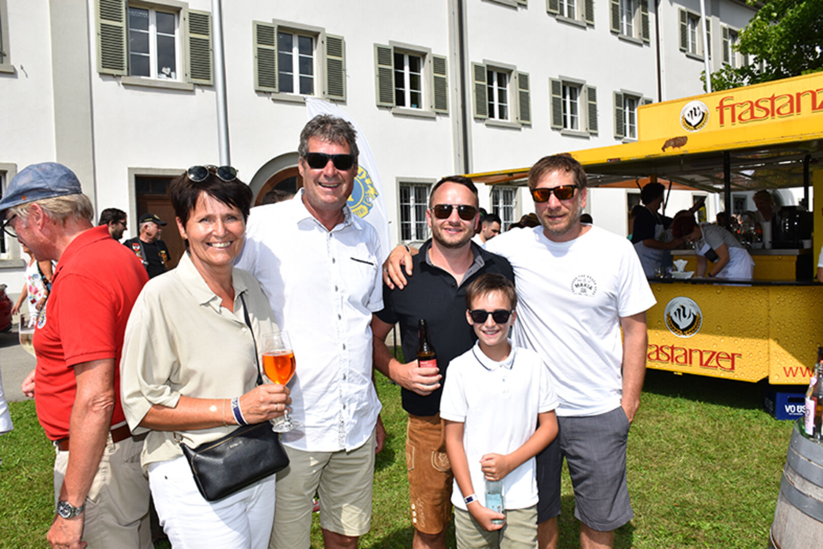 Angelika und Klaus Tschabrunn (Porsche Boxter), Dominic Fröhle, und Elias Rinderer (Fiat 500) und Andreas Künz (VW Bulli) (v.li.)