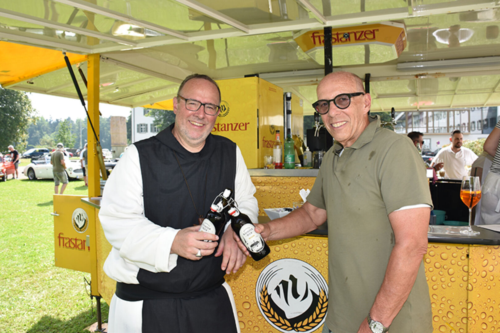 Nach getaner Arbeit, anstoßen mit dem Mehrerauer Kloster Bier: Abt Vinzenz Wohlwend und SR Michael Rauth