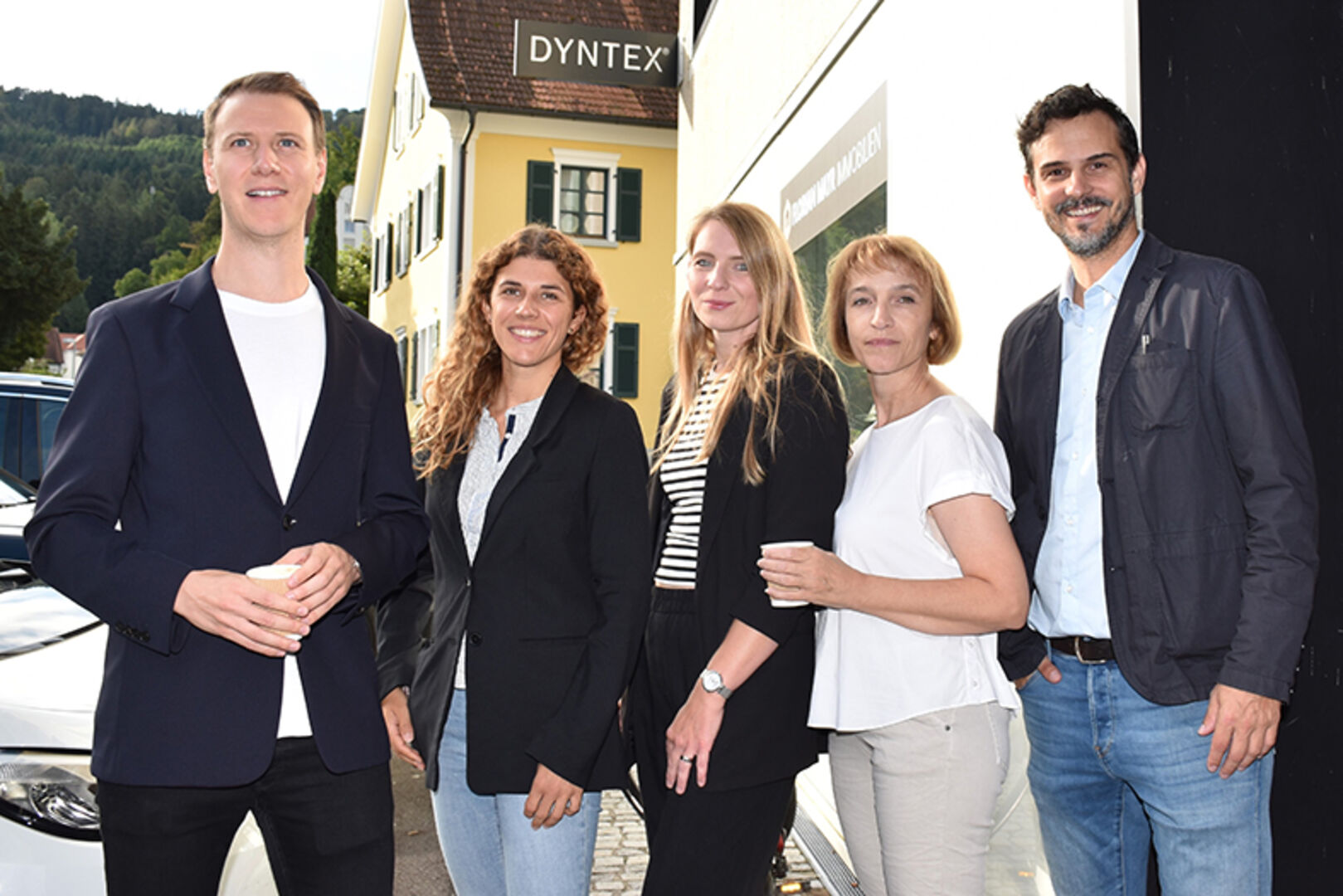 Nachbarschaftlicher Begrüßungsbesuch der Firma DYNTEX Textilien bei Florian Mayr Immobilien.