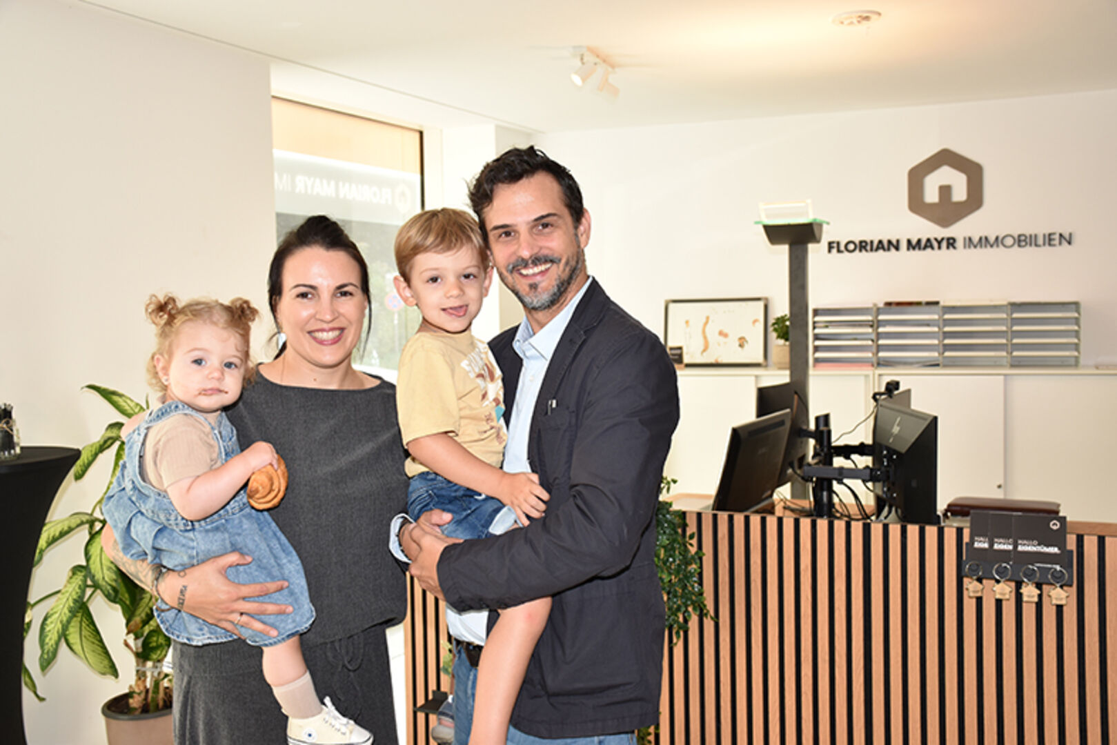 Sandra und Florian Mayr mit Paula und Luis.