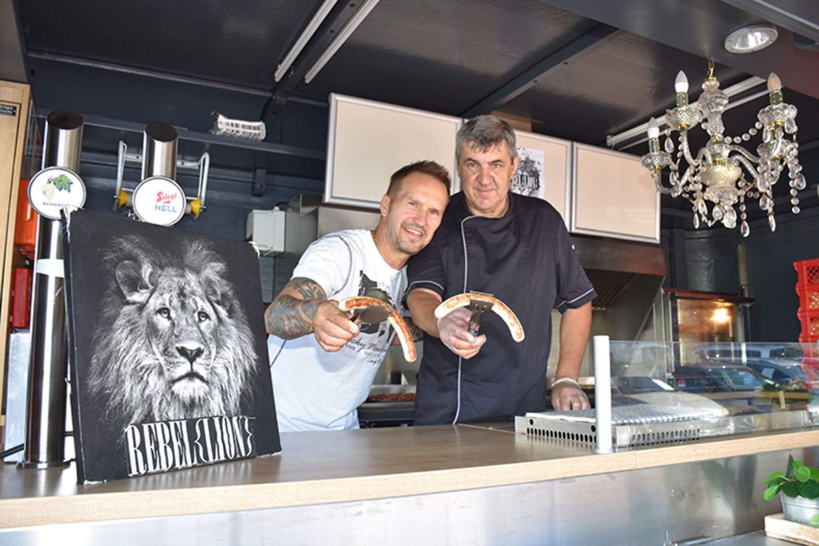 Im Foodtruck: Roland Moser und Franz Haustätter von den Rebell Lions Mondsee