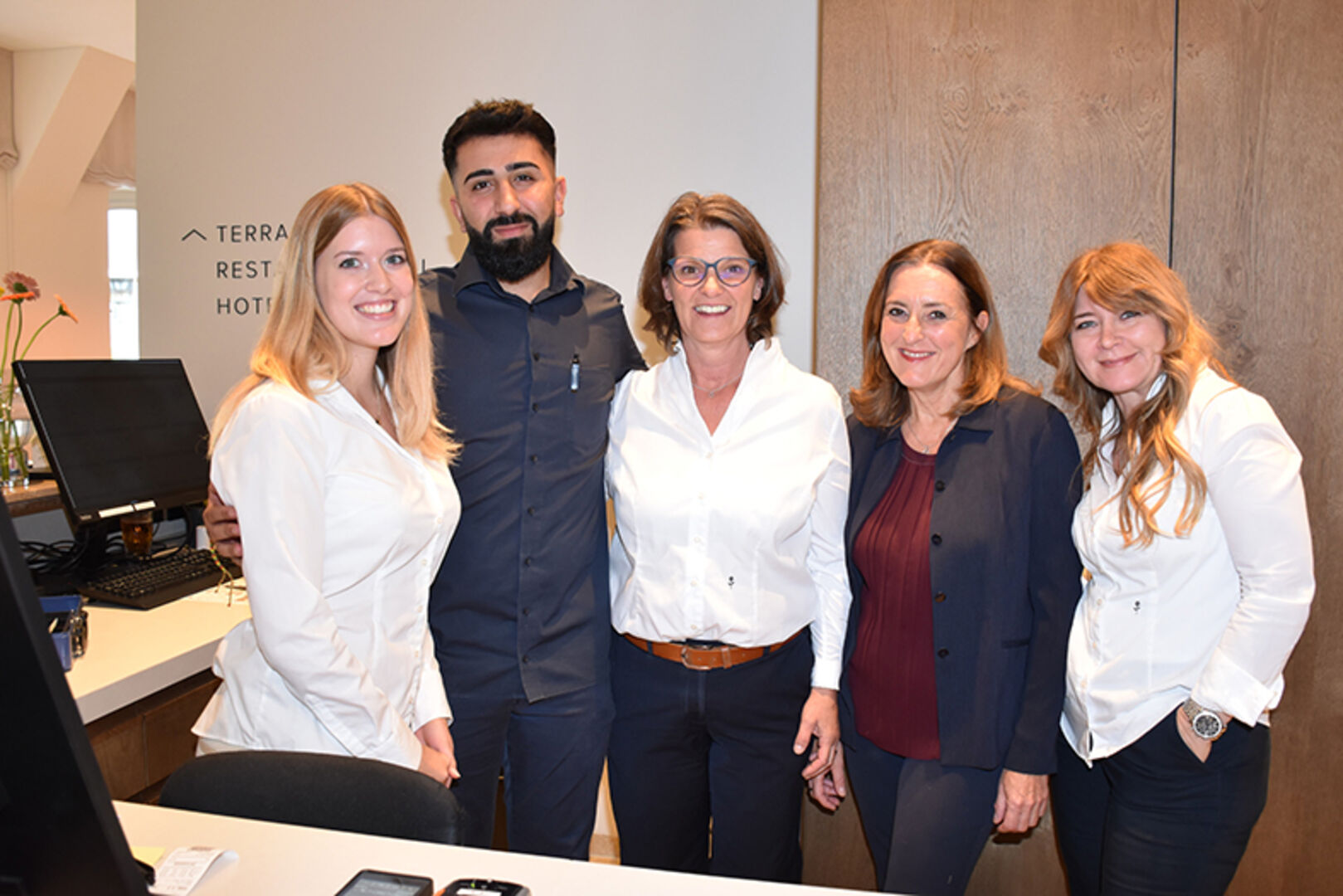 Rezeptionsteam im Seehotel am Kaiserstrand: Hanna, Ali, Monika, Helga und Patricia