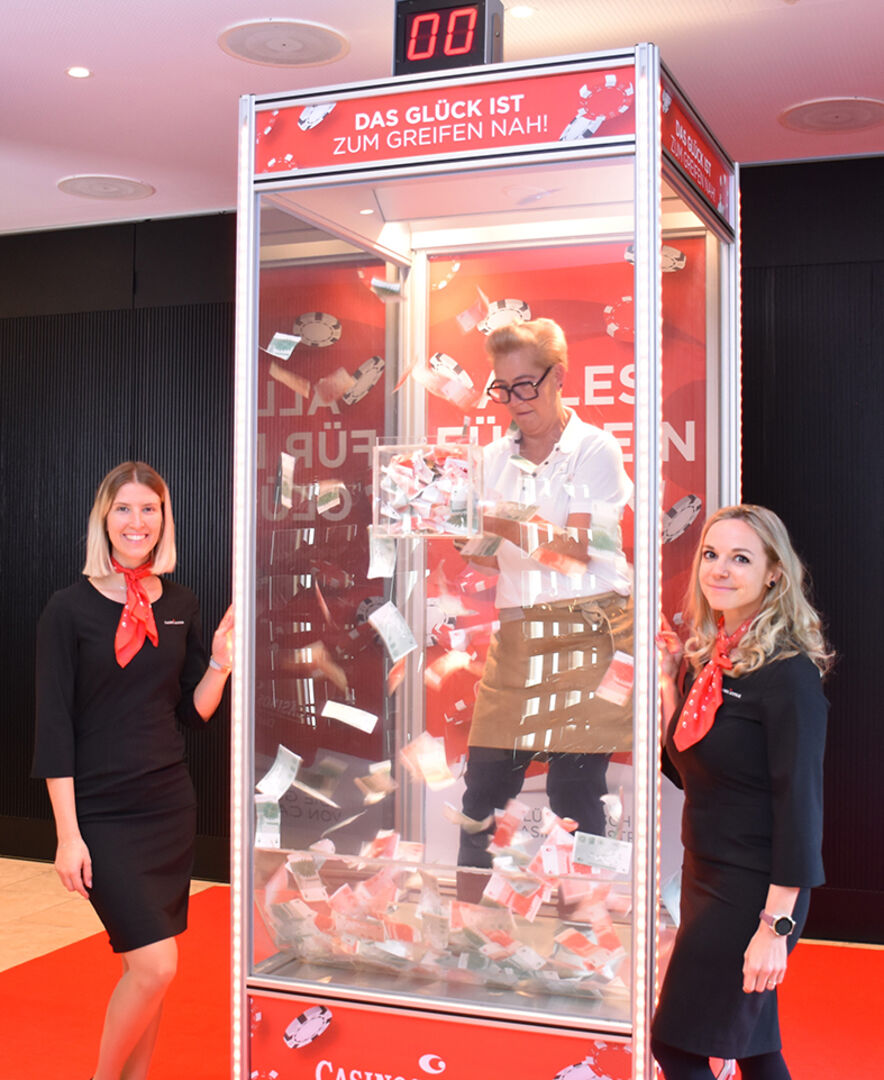 In der Casino Money Machine: Helga Weigl vom Seehotel am Kaiserstrand mit den Casino-Betreuerinnen Carina und Laura