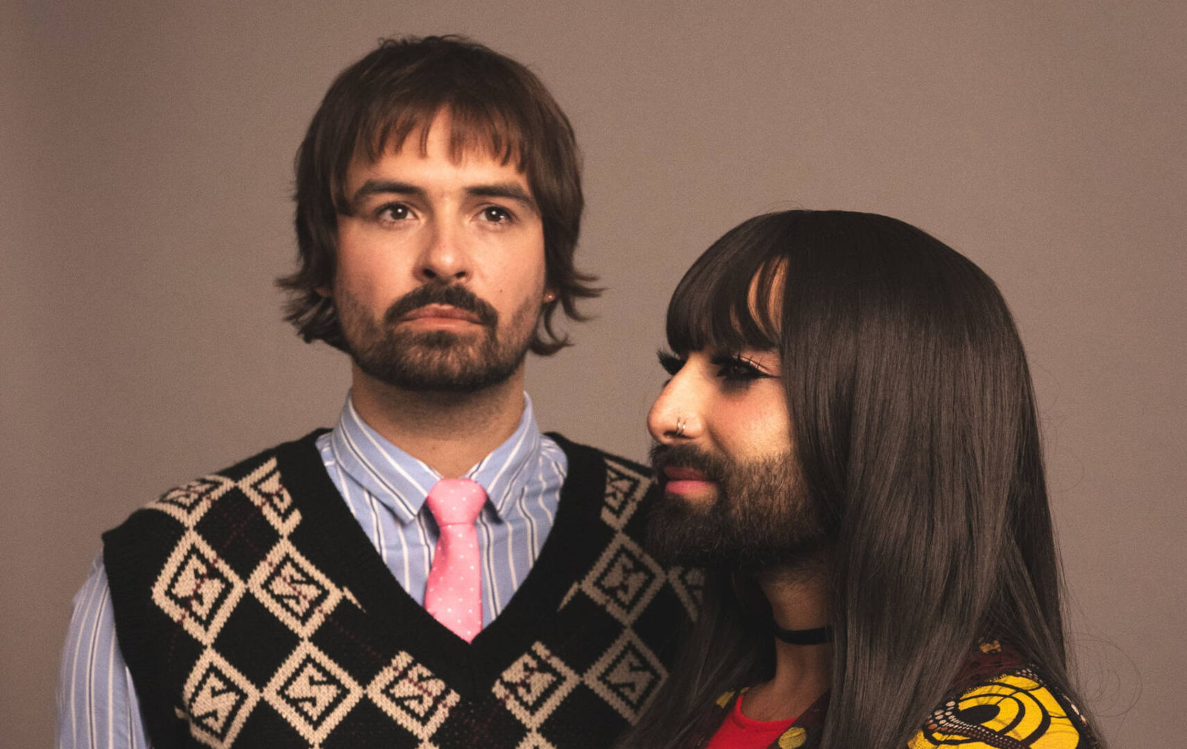 Martin Zerza und Conchita Wurst stehen nebeneinander