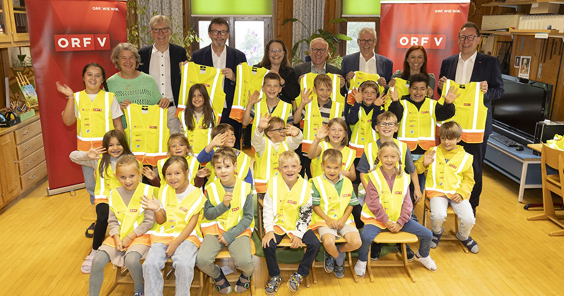 Die gesamte Volksschule St. Gerold im Großen Walsertal freute sich über den Besuch vom ORF Vorarlberg und seinen „Sicher unterwegs“-Partnern.
