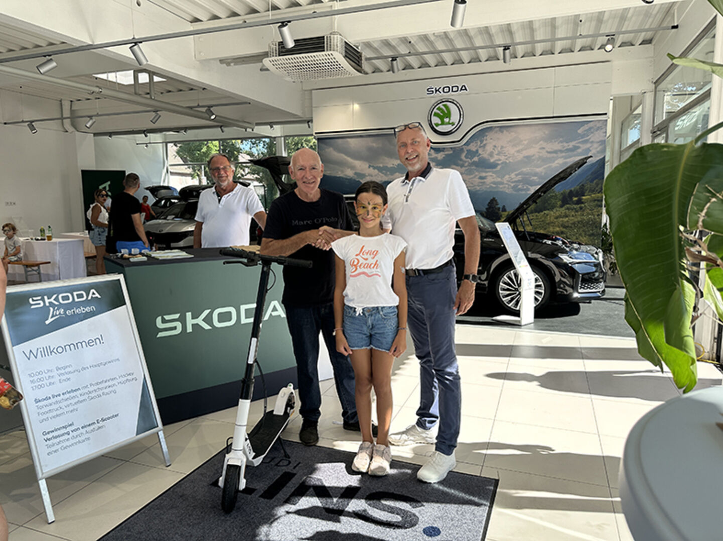 Glücksfee Liya hat den E-Scooter-Gewinner gezogen: Manfred Schmid aus Hard (li.) mit Autohaus Rudi Lins Geschäftsführer Alexander Troisler (re.)