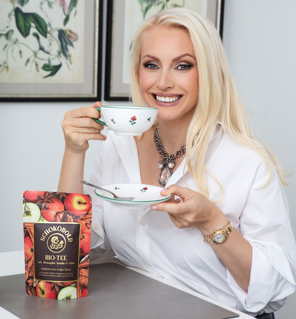 Porträt mit einer Tasse Tee und einer Produktabbildung