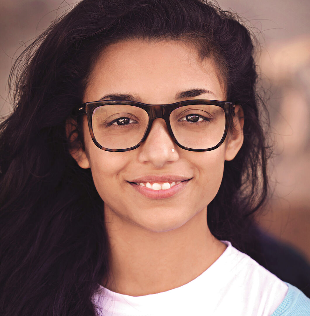 Junge Frau mit Brille | Credit: Sozialministeriumservice