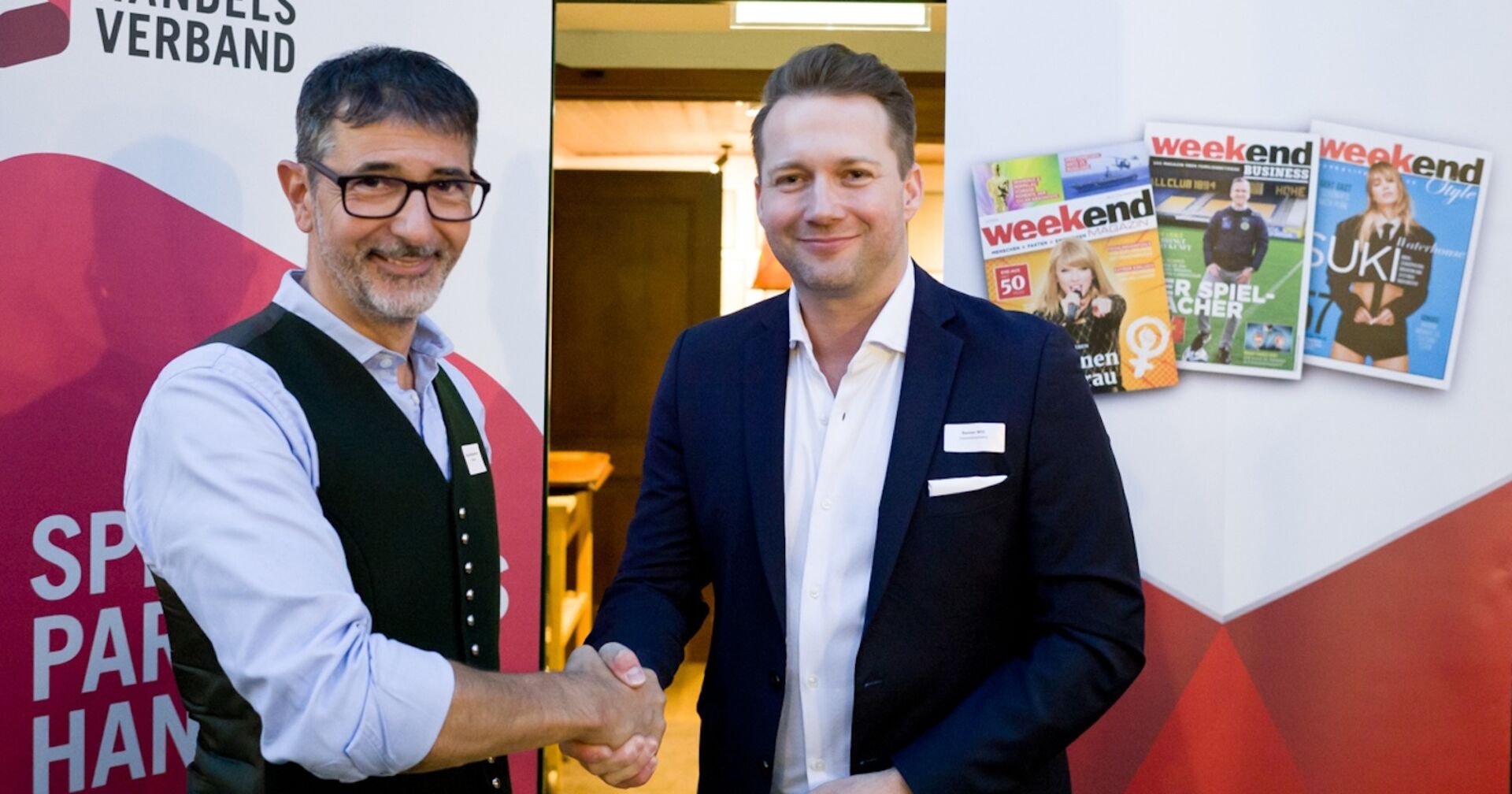 Handschlag vor Roll-Ups