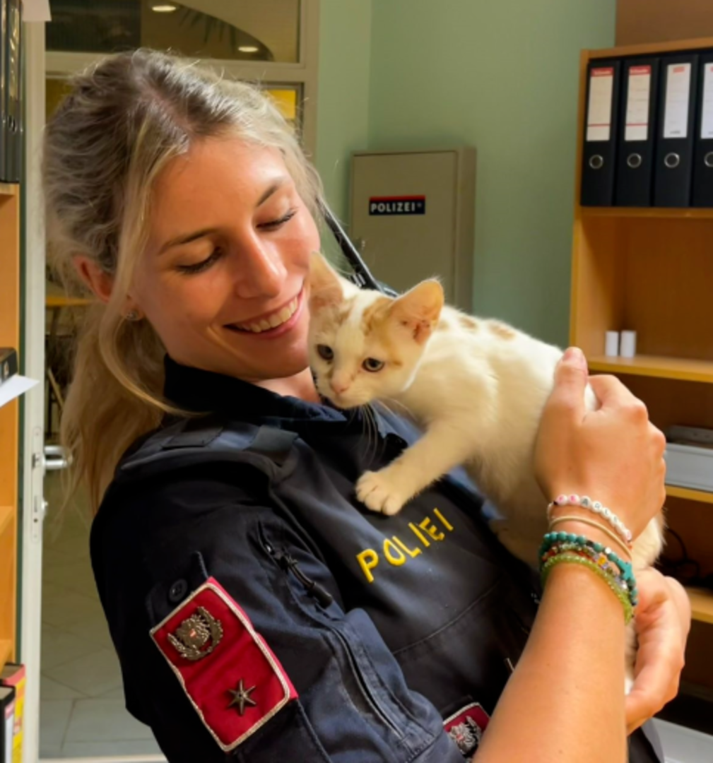 Beamtin mit gerettetem Babykätzchen