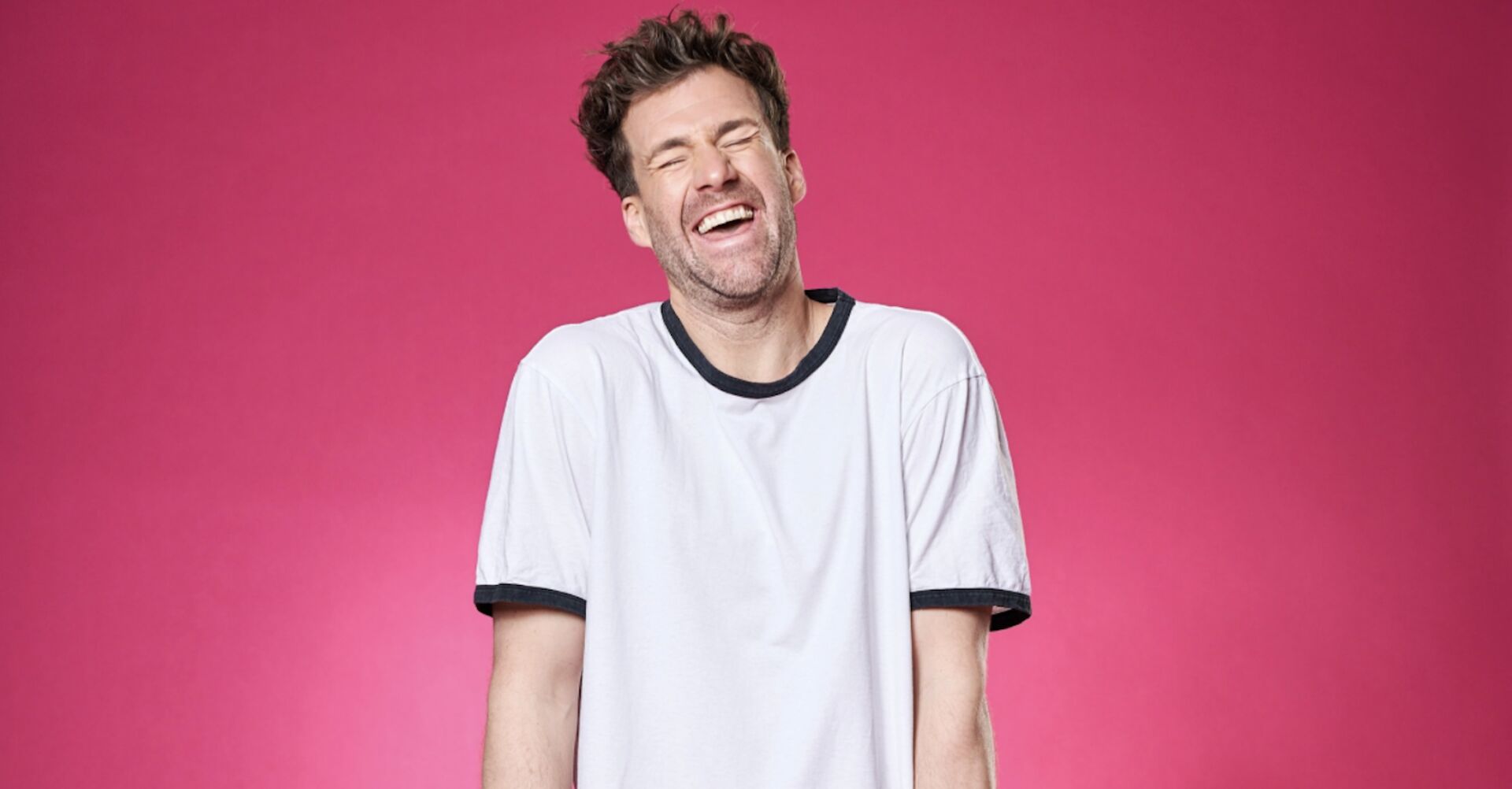 Portrait im Studio vor pinkem Hintergrund