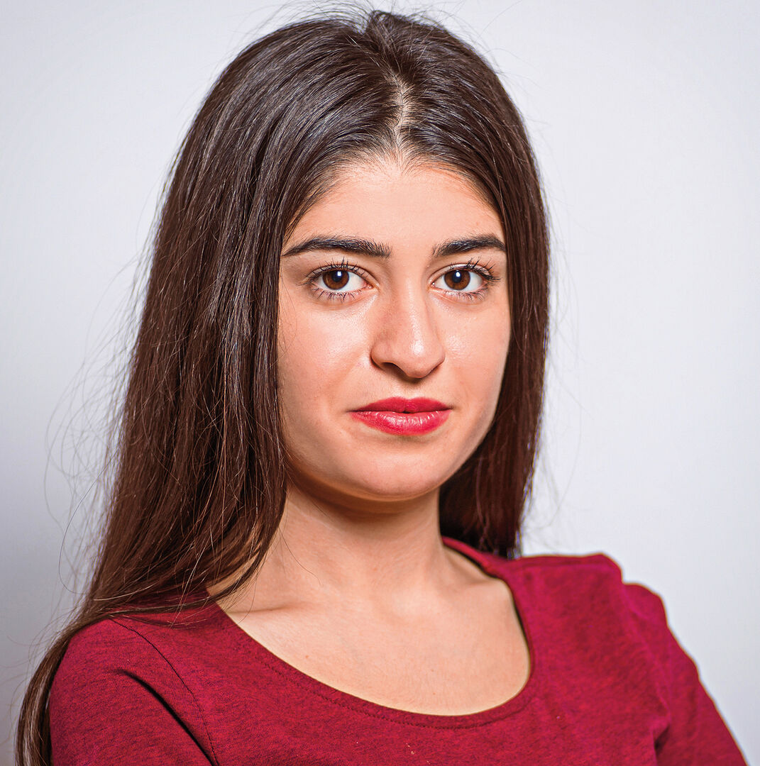 Junge Frau mit rotem Pullover | Credit: Sozialministeriumservice