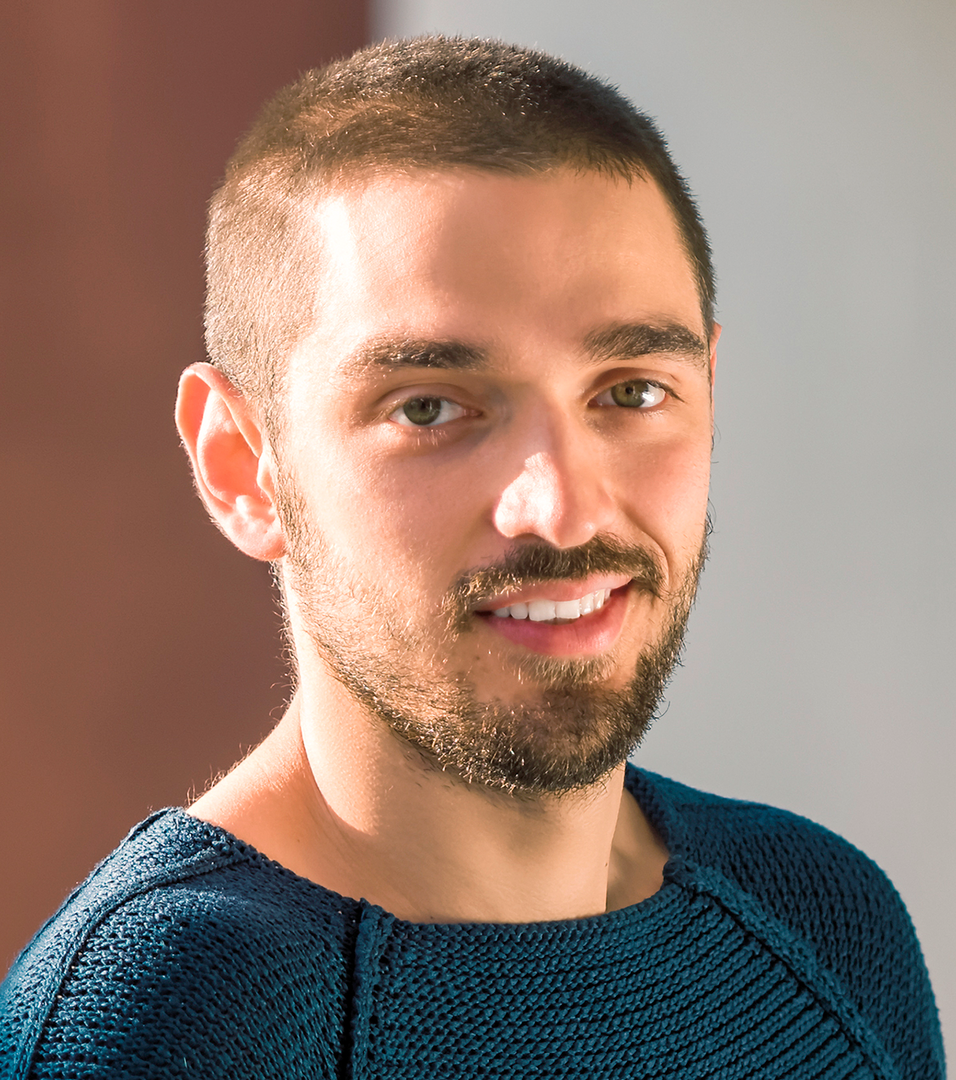 Mann mit blauem Pullover | Credit: Sozialministeriumservice