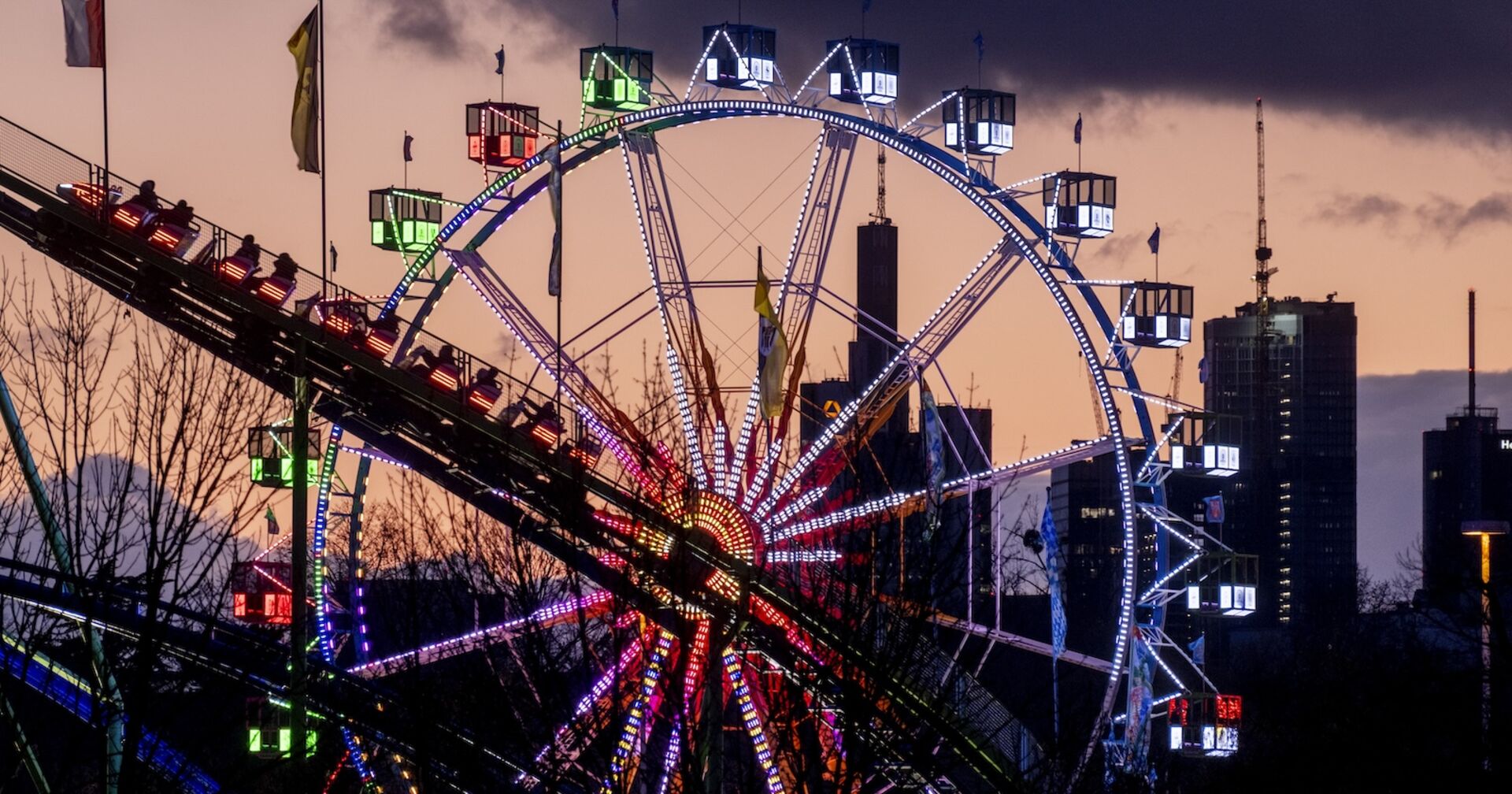 Beleuchtetes Riesenrad in der Abenddämmerung