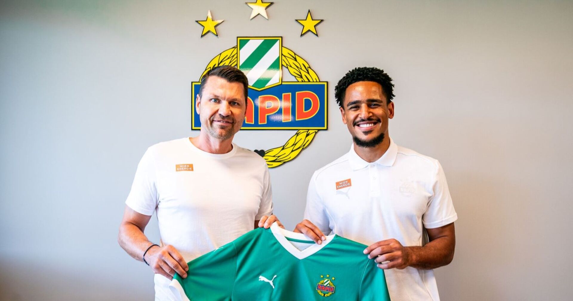 Ryan Mmaee mit Rapid-Sportdirektor Markus Katzer