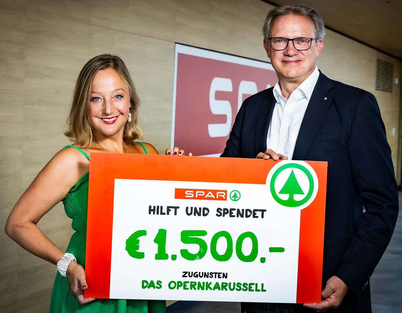 Barbara Pöltl (Opernkarussell) und Christoph Holzer (Geschäftsführer SPAR Steiermark &amp; Südburgenland)