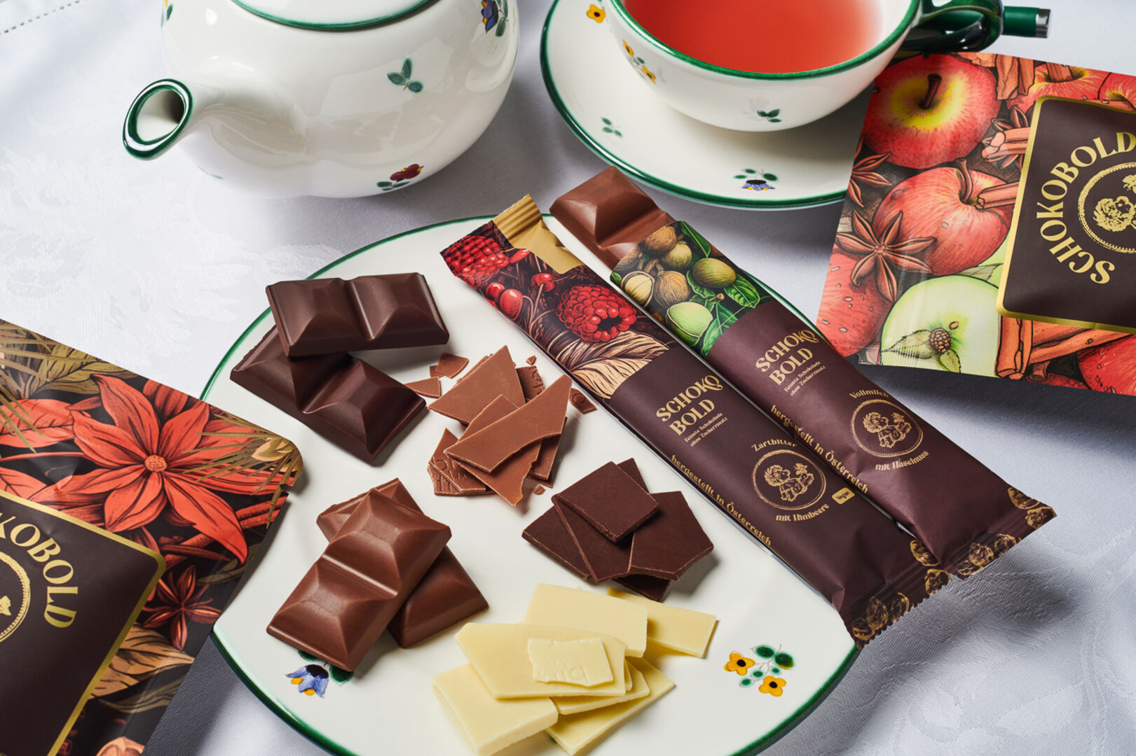 Produkte, arrangiert auf und neben einem Teller