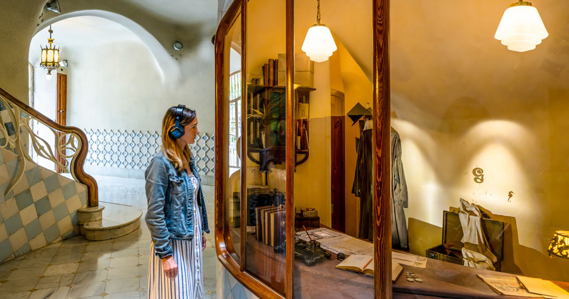 Frau in Casa Batlló | Credit: pixabay.com/Pere Vivas-Biel Puig/Triangle