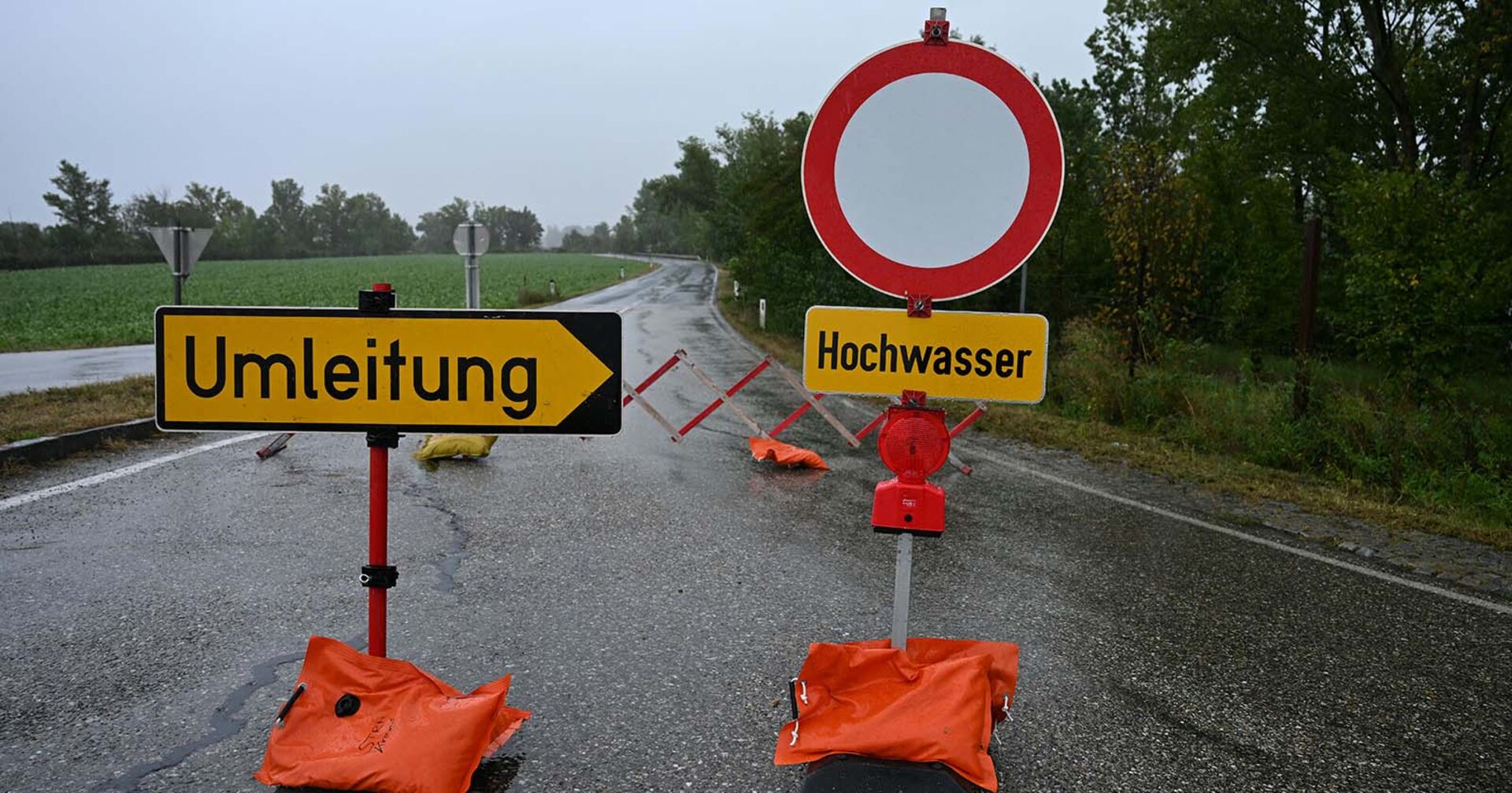 Umleitungs- und Fahrverbotschild aufgrund von Hochwasser