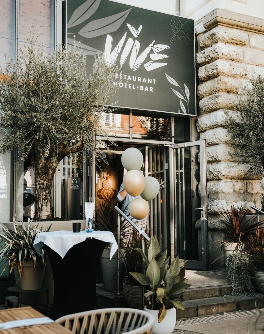 Eingang mit Restaurantschild darüber